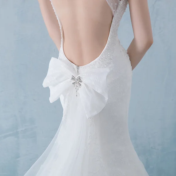 Chic / Belle Blanche Percé Robe De Mariée 2018 Trompette / Sirène Encolure Dégagée Sans Manches Dos Nu Appliques En Dentelle Paillettes Perlage Cristal Noeud Ceinture Cathedral Train