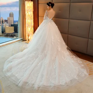 Chic Belle Blanche Percé Robe De Mariée 2017 Robe Boule Encolure Dégagée Manches Longues Dos Nu Appliques En Dentelle Paillettes Perle Chapel Train