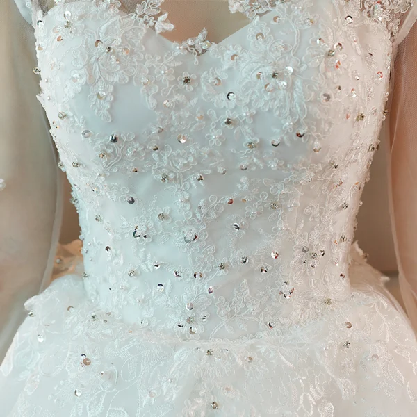 Schöne Weiß Durchbohrt Brautkleider 2017 Ballkleid Rundhalsausschnitt Lange Ärmel Rückenfreies Applikationen Mit Spitze Pailletten Perle Kapelle-Schleppe