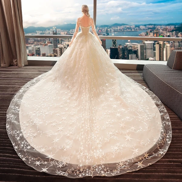 Chic / Belle Ivoire Percé Robe De Mariée 2017 Robe Boule Encolure Dégagée Manches Longues Dos Nu Étoile Cathedral Train