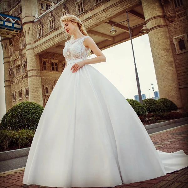 Sexy White Pierced Wedding Dresses 2017 Ball Gown Scoop Neck Sleeveless Appliques Lace Sash Court Train