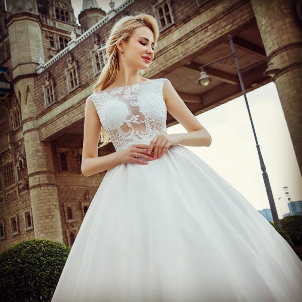 Sexy White Pierced Wedding Dresses 2017 Ball Gown Scoop Neck Sleeveless Appliques Lace Sash Court Train