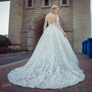 Étourdissant Champagne Percé Robe De Mariée 2017 Robe Boule Encolure Dégagée Manches Longues Dos Nu Appliques En Dentelle Chapel Train