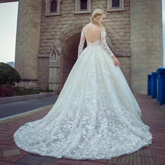 Stunning Champagne Pierced Wedding Dresses 2017 Ball Gown Scoop Neck Long Sleeve Backless Appliques Lace Chapel Train