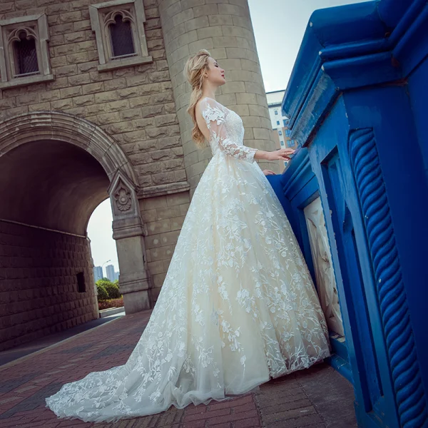 Stunning Champagne Pierced Wedding Dresses 2017 Ball Gown Scoop Neck Long Sleeve Backless Appliques Lace Chapel Train