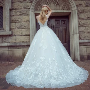 Elegant White Pierced Wedding Dresses 2017 Ball Gown Scoop Neck Sleeveless Backless Appliques Lace Court Train