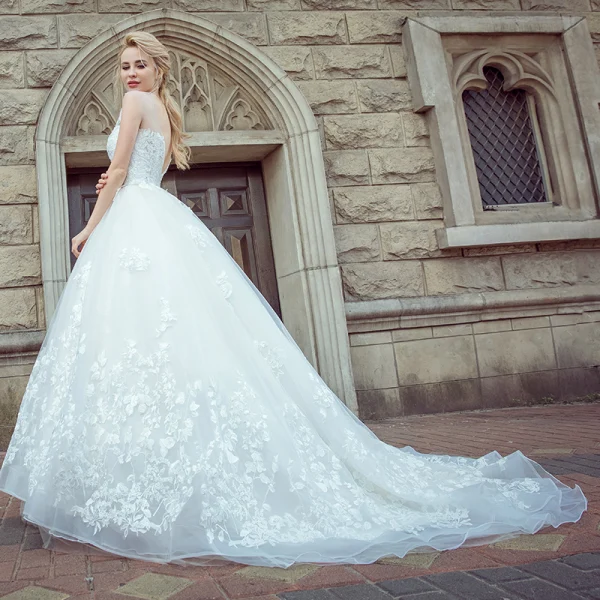 Elegant White Pierced Wedding Dresses 2017 Ball Gown Scoop Neck Sleeveless Backless Appliques Lace Court Train