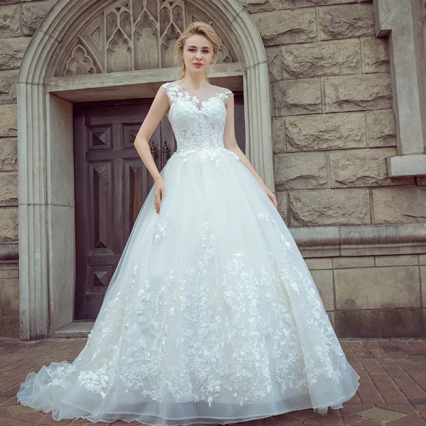 Elegant White Pierced Wedding Dresses 2017 Ball Gown Scoop Neck Sleeveless Backless Appliques Lace Court Train