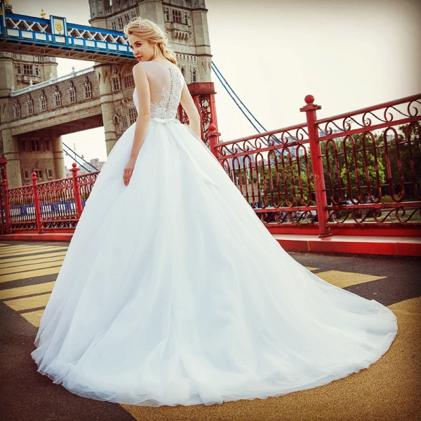 Stunning White Pierced Wedding Dresses 2017 Ball Gown Scoop Neck Sleeveless Appliques Lace Court Train