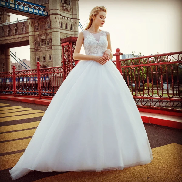 Stunning White Pierced Wedding Dresses 2017 Ball Gown Scoop Neck Sleeveless Appliques Lace Court Train