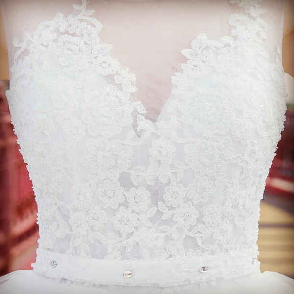Stunning White Pierced Wedding Dresses 2017 Ball Gown Scoop Neck Sleeveless Appliques Lace Court Train