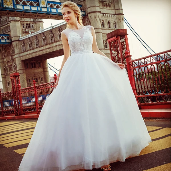 Stunning White Pierced Wedding Dresses 2017 Ball Gown Scoop Neck Sleeveless Appliques Lace Court Train