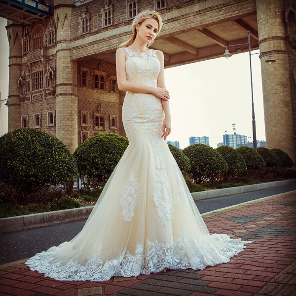 Sexy Champagne Pierced Wedding Dresses 2017 Trumpet / Mermaid Appliques Lace Scoop Neck Sleeveless Court Train