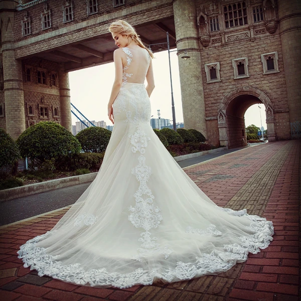 Sexy Champagne Pierced Wedding Dresses 2017 Trumpet / Mermaid Appliques Lace Scoop Neck Sleeveless Court Train