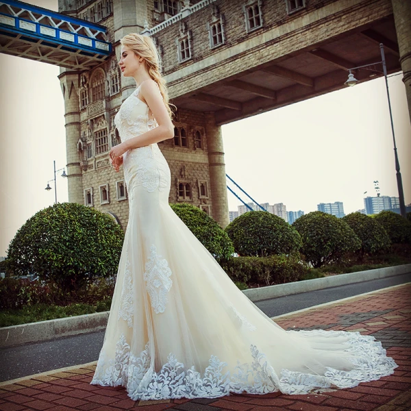 Sexy Champagne Pierced Wedding Dresses 2017 Trumpet / Mermaid Appliques Lace Scoop Neck Sleeveless Court Train