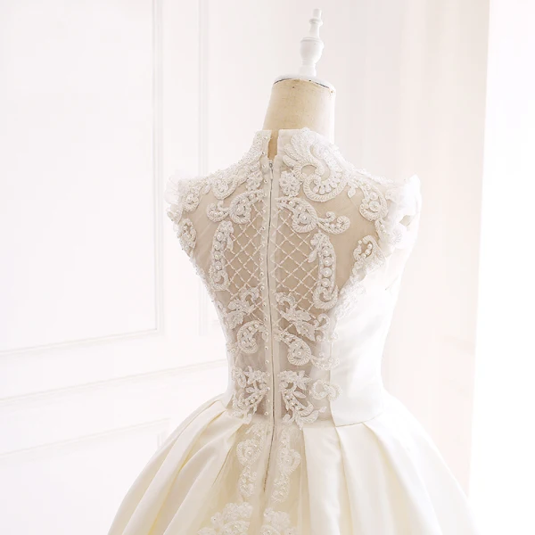 Vintage / Retro Ivory Wedding Dresses 2018 Ball Gown High Neck Sleeveless Appliques Pierced Lace Beading Pearl Cathedral Train Ruffle