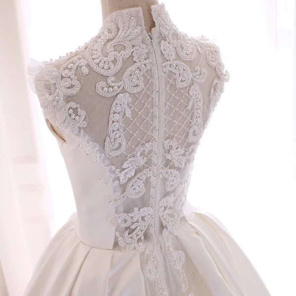 Vintage / Retro Ivory Wedding Dresses 2018 Ball Gown High Neck Sleeveless Appliques Pierced Lace Beading Pearl Cathedral Train Ruffle