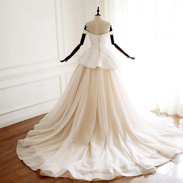 Luxe Champagne Robe De Mariée 2018 Robe Boule De l'épaule Manches Courtes Dos Nu Perle Perlage Paillettes Cathedral Train Volants