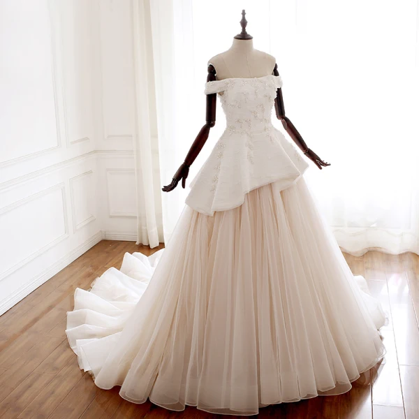 Luxe Champagne Robe De Mariée 2018 Robe Boule De l'épaule Manches Courtes Dos Nu Perle Perlage Paillettes Cathedral Train Volants