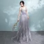 Sexy Gris Robe De Soirée 2017 Princesse V-Cou épaules Sans Manches Appliques En Dentelle Noeud Ceinture Train De Balayage Dos Nu Robe De Ceremonie