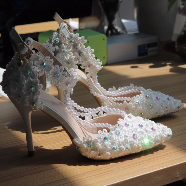 Charmant Blanche En Dentelle Fleur Perle Chaussure De Mariée 2022 T-Strap Faux Diamant 9 cm Talons Aiguilles À Bout Pointu Mariage Talons Hauts