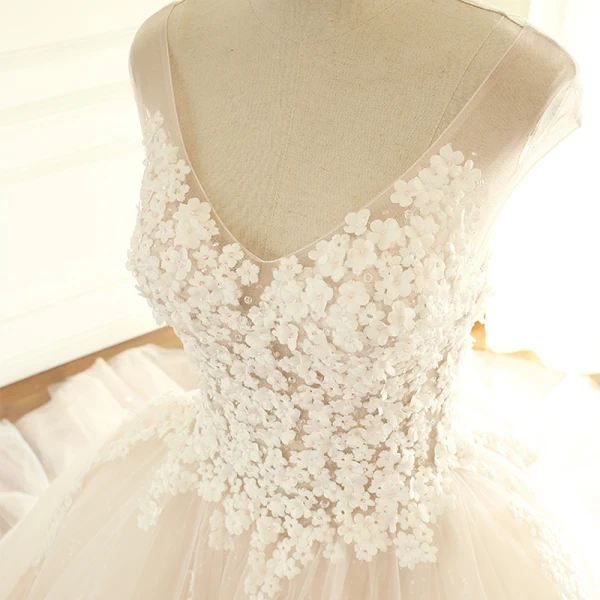 Élégant Champagne Gonflée Robe De Mariée 2018 Robe Boule Appliques V-Cou Sans Manches Cathedral Train Mariage