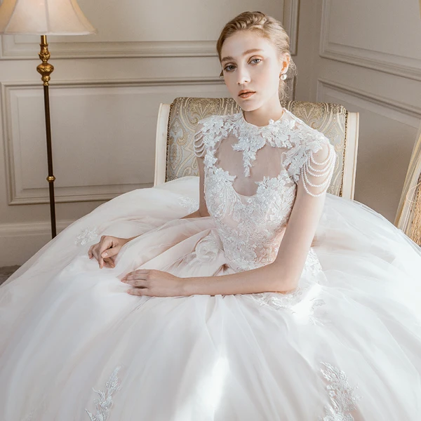 Eleganckie Szampan Suknie Ślubne 2018 Suknia Balowa Z Koronki Kwiat Perła Wysokiej Szyi Bez Pleców Bez Rękawów Trenem Katedra Ślub