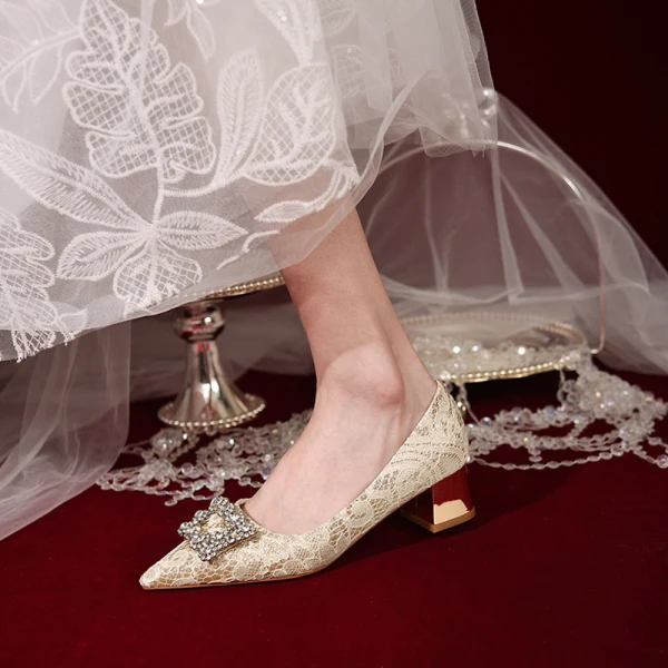 Charmant Argenté En Dentelle Faux Diamant Chaussure De Mariée 2020 Mariage 6 cm Talons Épais À Bout Pointu Escarpins