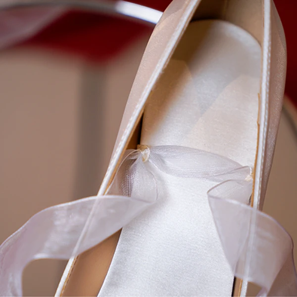 Elegant Ivory Satin Pearl Wedding Shoes 2021 Ankle Strap High Heels 7 cm Stiletto Heels Pointed Toe Wedding Pumps