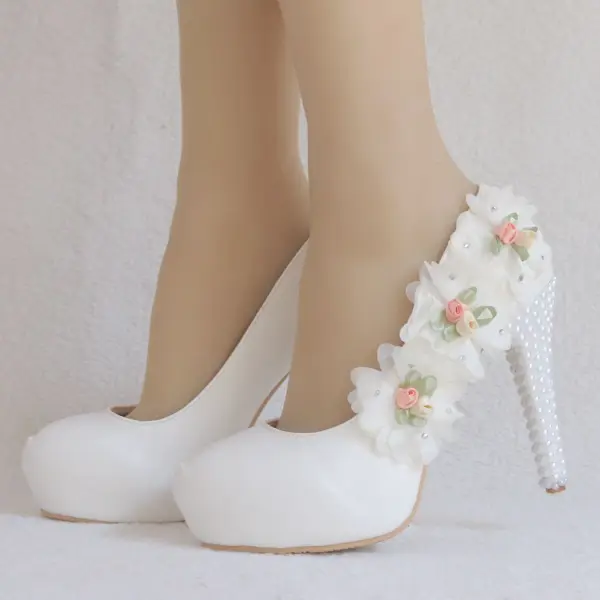 Elegant White Wedding Shoes 2018 Appliques Rhinestone 9 cm Stiletto Heels Round Toe Wedding Pumps