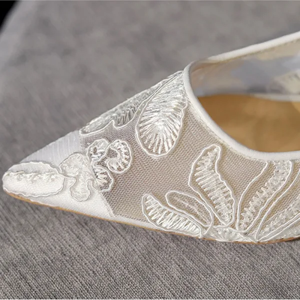 Elegant White Lace Flower Wedding Shoes 2021 3 cm Stiletto Heels Low Heel Pointed Toe Wedding Pumps High Heels