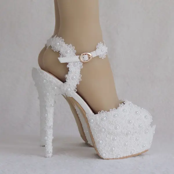 Moderne / Mode Blanche Chaussure De Mariée 2018 En Dentelle Fleur Perle Bride Cheville 14 cm Talons Aiguilles Peep Toes / Bout Ouvert Mariage Talons Hauts