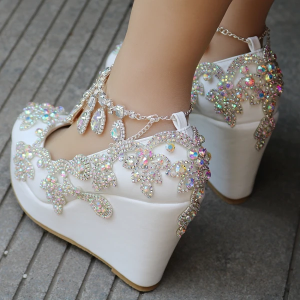 Glittrande Vita Brudskor 2018 Rhinestone Kristall Pande Zote Toe Bröllop Kilklackar Sandaler
