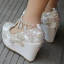 Glittrande Vita Brudskor 2018 Rhinestone Kristall Pande Zote Toe Bröllop Kilklackar Sandaler