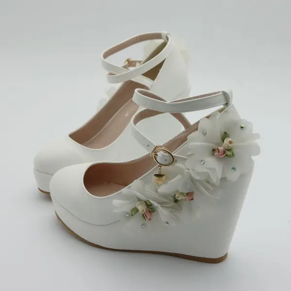Modern / Fashion White Outdoor / Garden Womens Shoes 2018 Appliques Rhinestone Ankle Strap 9 cm Wedges Round Toe