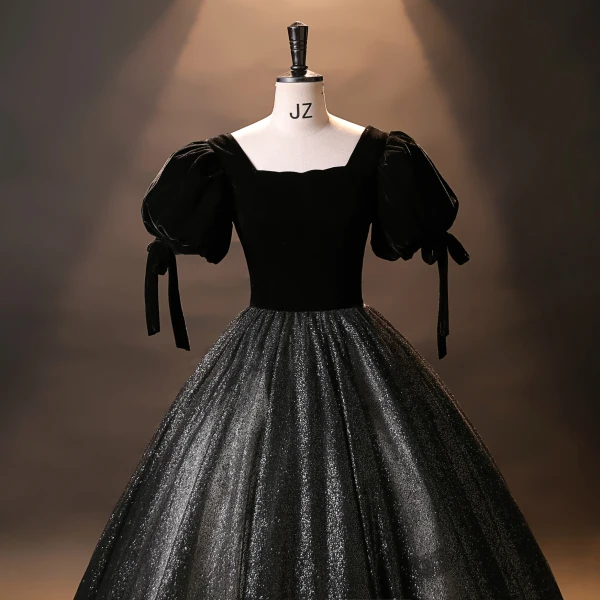 Vintage Schwarz Samt Glanz Prinzessin Ballkleider 2024 Eckiger Ausschnitt Quinceañera Frühling Kurze Ärmel Festliche Kleider