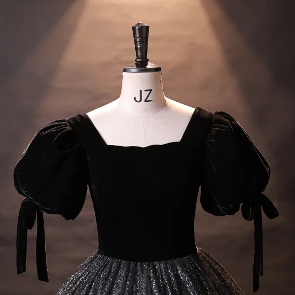 Vintage Schwarz Samt Glanz Prinzessin Ballkleider 2024 Eckiger Ausschnitt Quinceañera Frühling Kurze Ärmel Festliche Kleider
