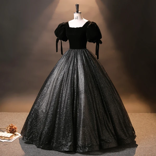Vintage Schwarz Samt Glanz Prinzessin Ballkleider 2024 Eckiger Ausschnitt Quinceañera Frühling Kurze Ärmel Festliche Kleider