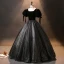 Vintage Schwarz Samt Glanz Prinzessin Ballkleider 2024 Eckiger Ausschnitt Quinceañera Frühling Kurze Ärmel Festliche Kleider