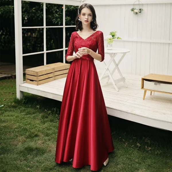 Modest / Simple Red Satin Bridesmaid Dresses 2021 A-Line / Princess Scoop Neck Bow Lace Flower 1/2 Sleeves Backless Floor-Length / Long Wedding Party Dresses