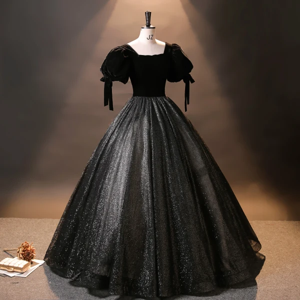 Vintage Schwarz Samt Glanz Prinzessin Ballkleider 2024 Eckiger Ausschnitt Quinceañera Frühling Kurze Ärmel Festliche Kleider