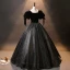 Vintage Schwarz Samt Glanz Prinzessin Ballkleider 2024 Eckiger Ausschnitt Quinceañera Frühling Kurze Ärmel Festliche Kleider