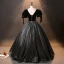 Vintage Schwarz Samt Glanz Prinzessin Ballkleider 2024 Eckiger Ausschnitt Quinceañera Frühling Kurze Ärmel Festliche Kleider