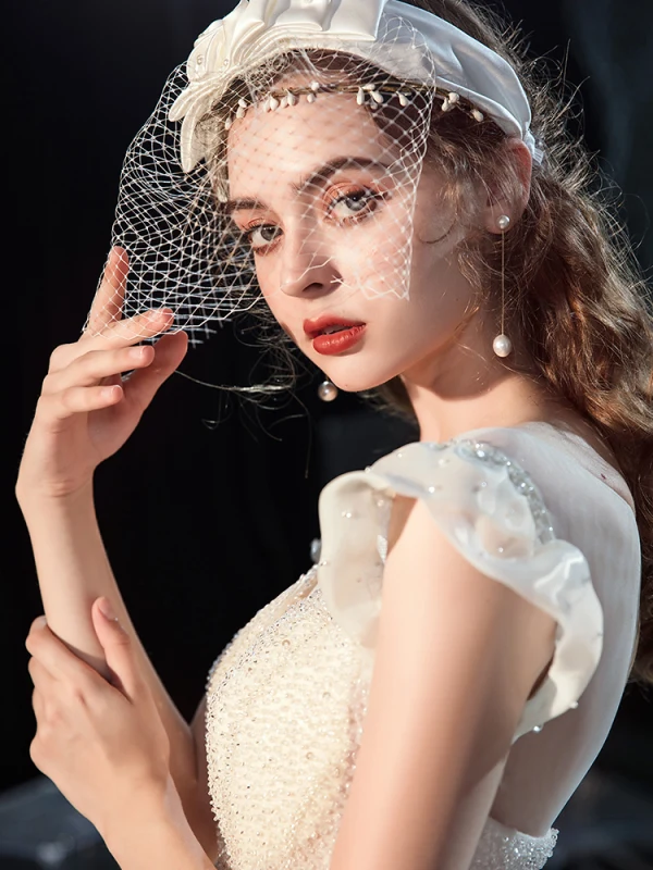 Charmant Champagne Robe De Mariée 2020 Robe Boule Encolure Dégagée Perlage Paillettes Sans Manches Dos Nu Royal Train