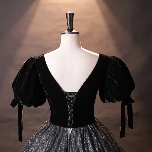 Vintage Schwarz Samt Glanz Prinzessin Ballkleider 2024 Eckiger Ausschnitt Quinceañera Frühling Kurze Ärmel Festliche Kleider