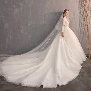 Classique Élégant Blanche Robe Boule Robe De Mariée 2019 Dentelle Tulle V Cou 3 4 Manches Appliques Dos Nu Brodé Cathedral Train Église Mariage