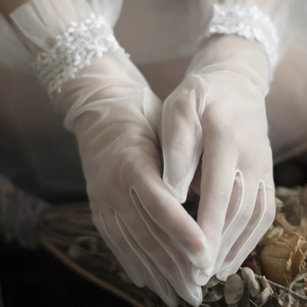 Classic Elegant White 2020 Bridal Gloves Lace-up Tulle Appliques Wedding Accessories