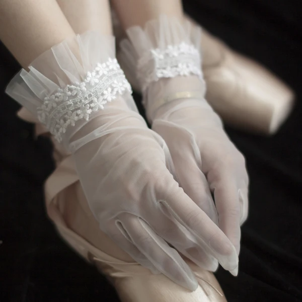 Classic Elegant White 2020 Bridal Gloves Lace-up Tulle Appliques Wedding Accessories