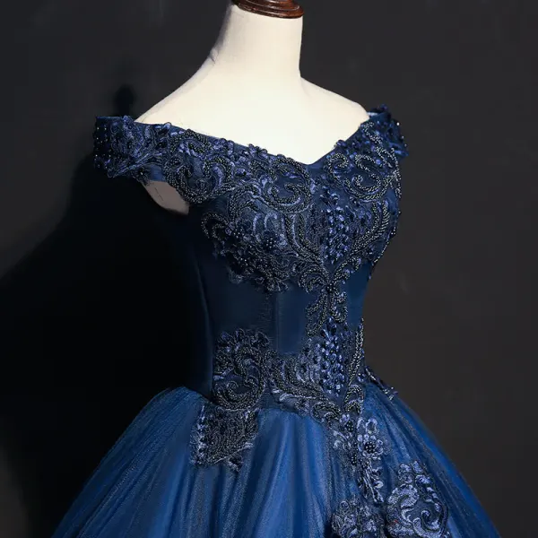 Vintage / Retro Navy Blue Prom Dresses 2018 Ball Gown Off-The-Shoulder Short Sleeve Appliques Lace Pearl Beading Floor-Length / Long Ruffle Backless Formal Dresses