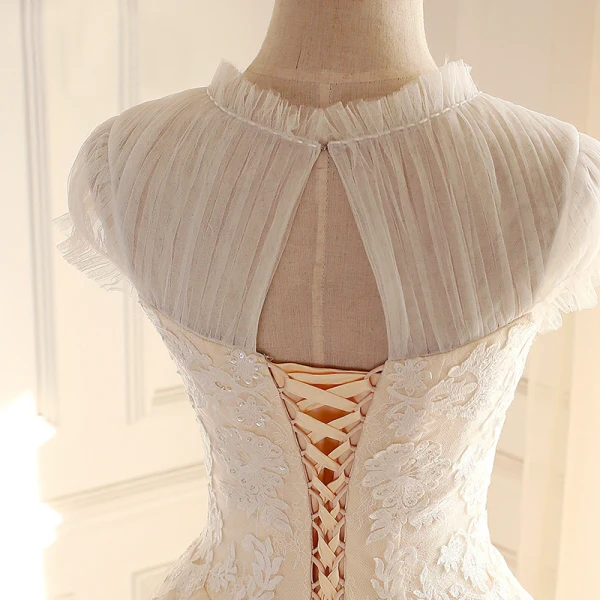 Vintage Champagner Durchsichtige Brautkleider / Hochzeitskleider 2018 A Linie Perlenstickerei Rundhalsausschnitt Ärmel Rückenfreies Applikationen Spitze Sweep / Pinsel Zug Rüschen